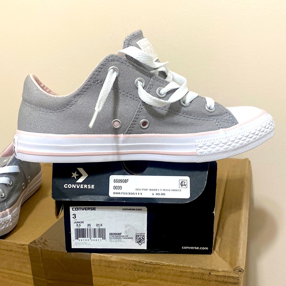 Brand new converse size 3 in juniors